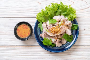 Soslu ve sebzeli haşlanmış balık sosu.