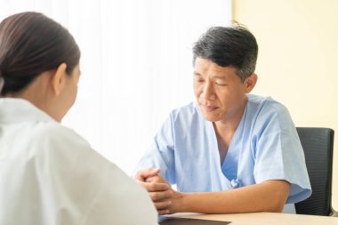 Asya kıdemli olan istişare ile doktor hasta Office - seçici odak noktası