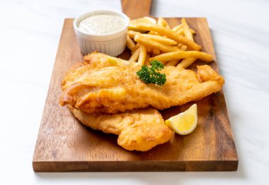 Balık ve patates kızartması. Sağlıksız yiyecekler.