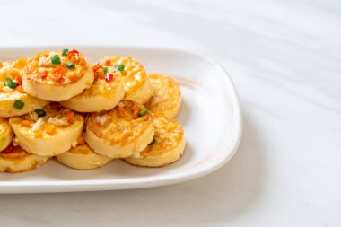 Sahanda yumurta yumuşak tofu sarımsak - sağlıklı, vegan ve sebze gıda tarzı