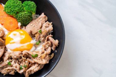 Donburi, domuz eti Pilav kasesi onsen yumurta ve sebze - Japon gıda tarzı