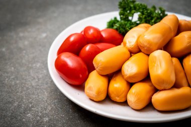 domuz eti kokteyl sosisi plaka üzerinde