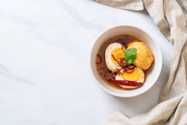 Tamarind soslu haşlanmış yumurta veya tatlı ve ekşi yumurta.