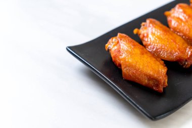 Barbekü tavuk kanadı sosu ile