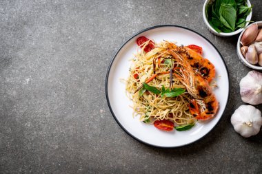 ızgara karides ve domates - İtalyan Füzyon gıda tarzı ile tavada kızartılmış spagetti