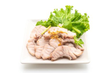 Haşlanmış balık daldırma soslu beyaz arka plan üzerinde izole