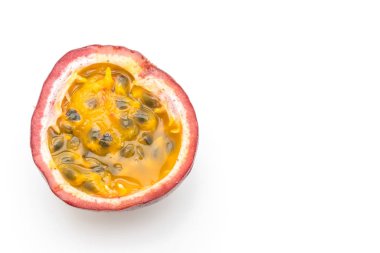 Beyaz arkaplanda taze tutku meyvesi izole