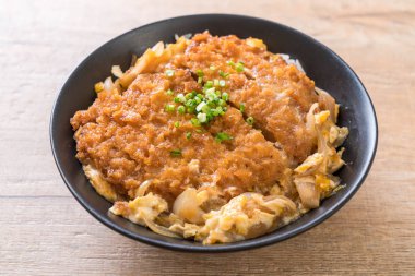 Kızarmış domuz pirzolası kasesi (Katsudon) - Japon yemek tarzı