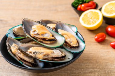 üzerinde siyah kase taze midye