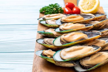 malzemelerle ahşap tahta üzerinde taze midye