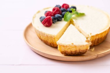 Ev yapımı cheesecake taze ahududu ve yaban mersini ile