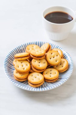 Hindistan cevizli bisküvi ve ananas reçeli.