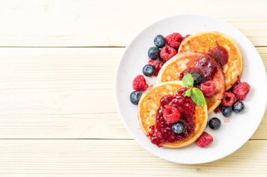 Taze ahududu ve yabanmersinli gözleme.