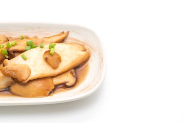 tavada kızartılmış Kral istiridye izole beyaz arka plan üzerinde istiridye soslu mantar