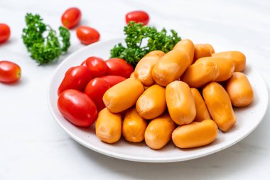 domuz eti kokteyl sosisi plaka üzerinde