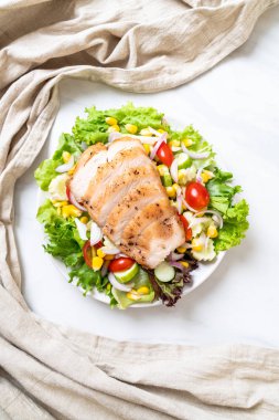 Tavuk göğsü - sağlıklı gıda tarzı ile sağlıklı salata kasesi