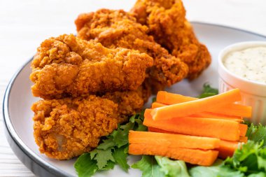 Sebzeli kızarmış tavuk kanadı.