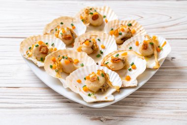 Kızarmış deniz tarağı, tereyağı ve sarımsak.