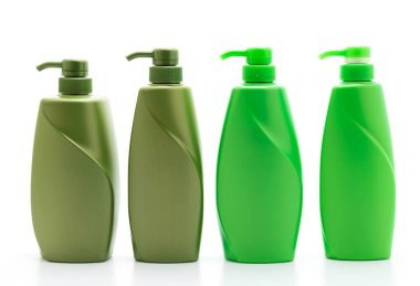 Beyaz arka plan üzerinde izole şampuan veya saç kremi şişe