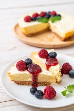 Ev yapımı cheesecake taze ahududu ve yaban mersini ile