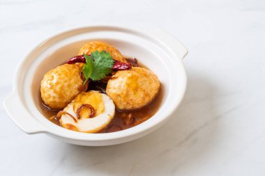 Tamarind soslu haşlanmış yumurta veya tatlı ve ekşi yumurta.