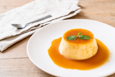 Naneli ev yapımı karamel kremalı puding.