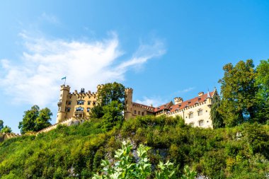 Bavyera Alpleri Almanya ile mavi gök Hohenschwangau Kalesi'nde güzel mimari
