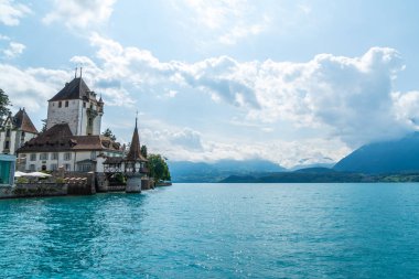 Thun Gölü arka planda İsviçre ile Oberhofen kalesinde güzel mimari