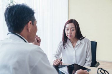 Asya Bayan hasta ve doktor bir şey masada otururken görüşüyorlar