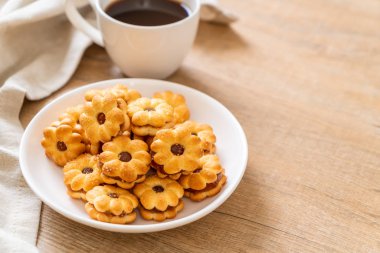 Hindistan cevizli bisküvi ve ananas reçeli.