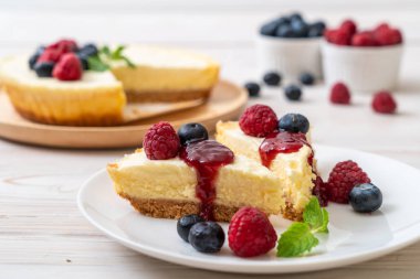 Ev yapımı cheesecake taze ahududu ve yaban mersini ile