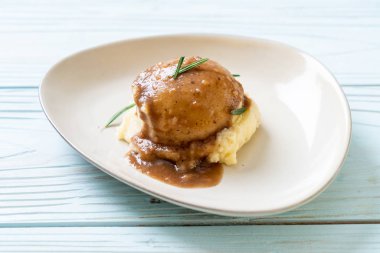 Ev yapımı soslu patates püresi.