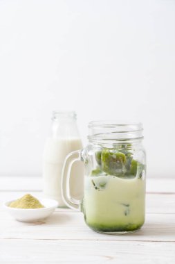 Matcha yeşil çay buzlu cam sütlü