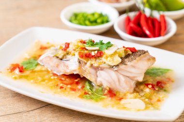 Kireç soyunma - orfoz balığı fileto Chili Lime Soslu buğulama Asya gıda tarzı