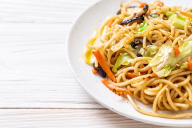 tavada kızartılmış yakisoba noodle sebzeli - vegan ve vejetaryen yiyecekler