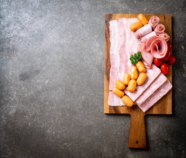 pastırma, sosis, jambon füme ve barbekü pastırma ahşap tahta üzerinde