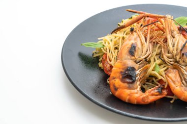 ızgara karides ve beyaz arka plan üzerinde izole domates ile tavada kızartılmış spagetti