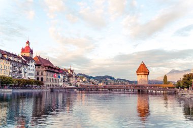 Luzern, İsviçre - 28 Ağustos 2018: Görünüm Luzern city, nehir Reuss eski bina, Luzern, İsviçre, Europe ile.