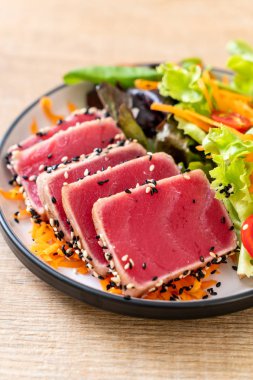Taze ton balığı ve sebze salatası. Sağlıklı yemek.