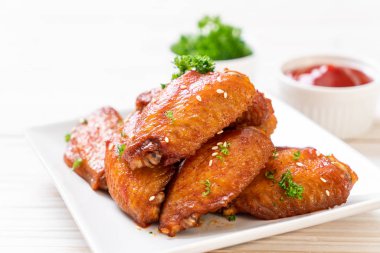 Beyaz susamlı ızgara tavuk kanadı.