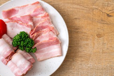Çiğ domuz pastırma tabağa dilimlenmiş