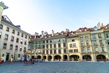 Bern, İsviçre - 23 Ağustos 2018: alışveriş sokağı üzerinde insanlarla Zytglogge Astronomik Saat Kulesi Bern İsviçre.