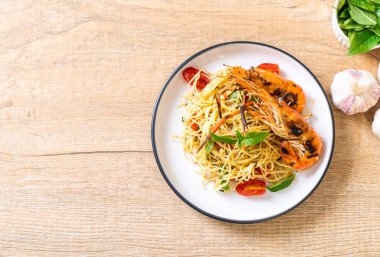 ızgara karides ve domates - İtalyan Füzyon gıda tarzı ile tavada kızartılmış spagetti