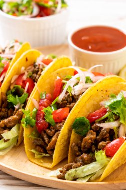 Meksika usulü et ve sebzeli taco.