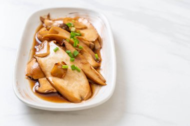 İstiridye soslu kızarmış kral istiridye mantarı. Sağlıklı, vejetaryen ya da vejetaryen yemek tarzı.