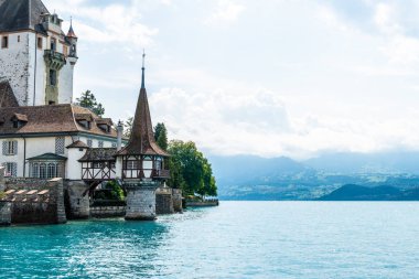 Thun Gölü arka planda İsviçre ile Oberhofen kalesinde güzel mimari