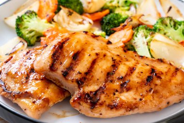 çukurunu tavuk göğsü biftek sebze (brokoli, havuç, soğan ile)