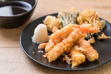 karides tempura (hırpalanmış kızarmış karides) sebze - Japon gıda tarzı