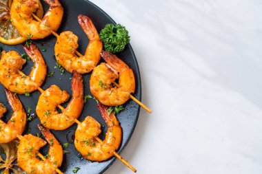 Limon - deniz ürünleri tarzı ile ızgara kaplan karides şiş