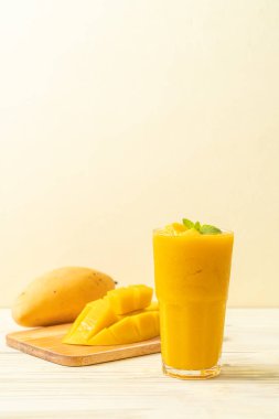 taze mango smoothies - sağlıklı yiyecek ve içecek konsepti
